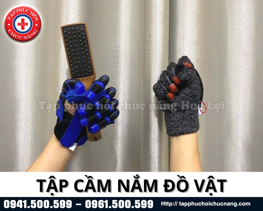 tập cầm nắm đồ vật