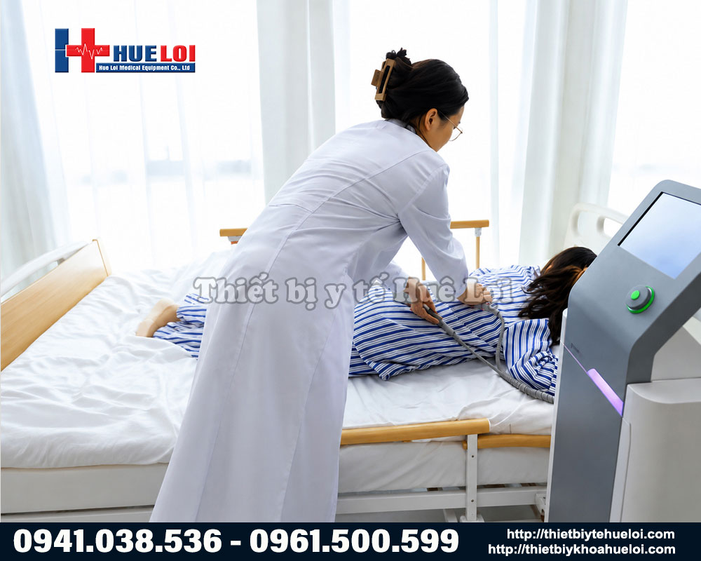 B&aacute;c sĩ đang sử dụng m&aacute;y s&oacute;ng ngắn trị liệu Haobro HB-SW cho bệnh nh&acirc;n.