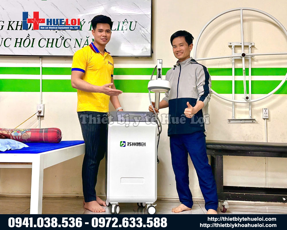 C&ocirc;ng Ty Hu&ecirc; Lợi b&agrave;n giao m&aacute;y vi s&oacute;ng trị liệu cho ph&ograve;ng kh&aacute;m tại Huế 